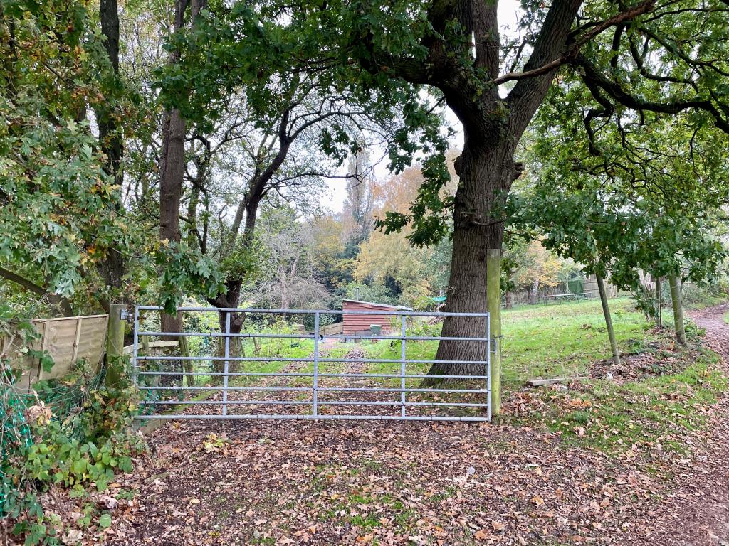 Lot: 135 - APPROXIMATELY 0.6 ACRE GYPSY/TRAVELLER SITE WITH PERMISSION FOR TWO UNITS - Gates access to top plot